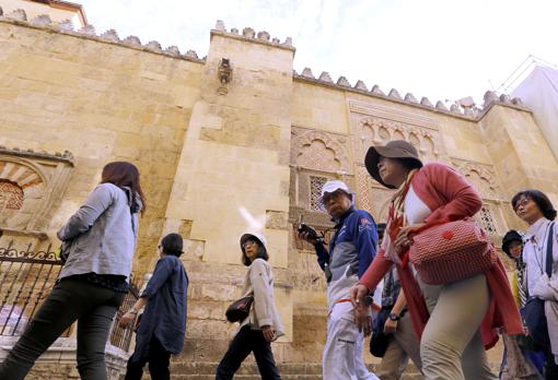 Un grupo de turistas extranjeros en el entorno de la Mezquita-Catedral