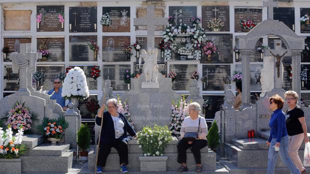 Los cementerios de Córdoba y tributos sobre las lápidas a imágenes de las hermandades