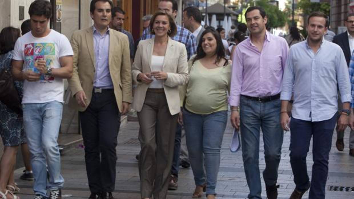 La senadora Beatriz Jurado, en el centro de la imagen por el centro de Córdoba