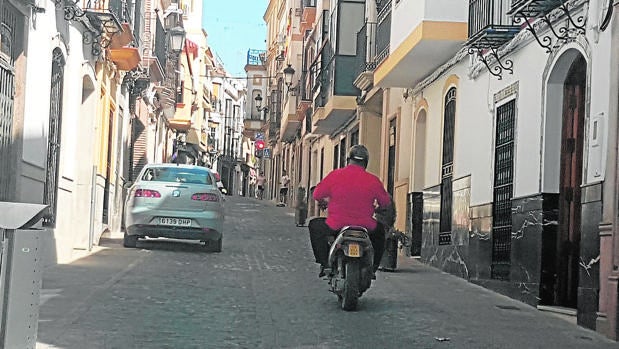 Los vecinos denuncian el riesgo de las nuevas calles de plataforma única del Centro de Aguilar