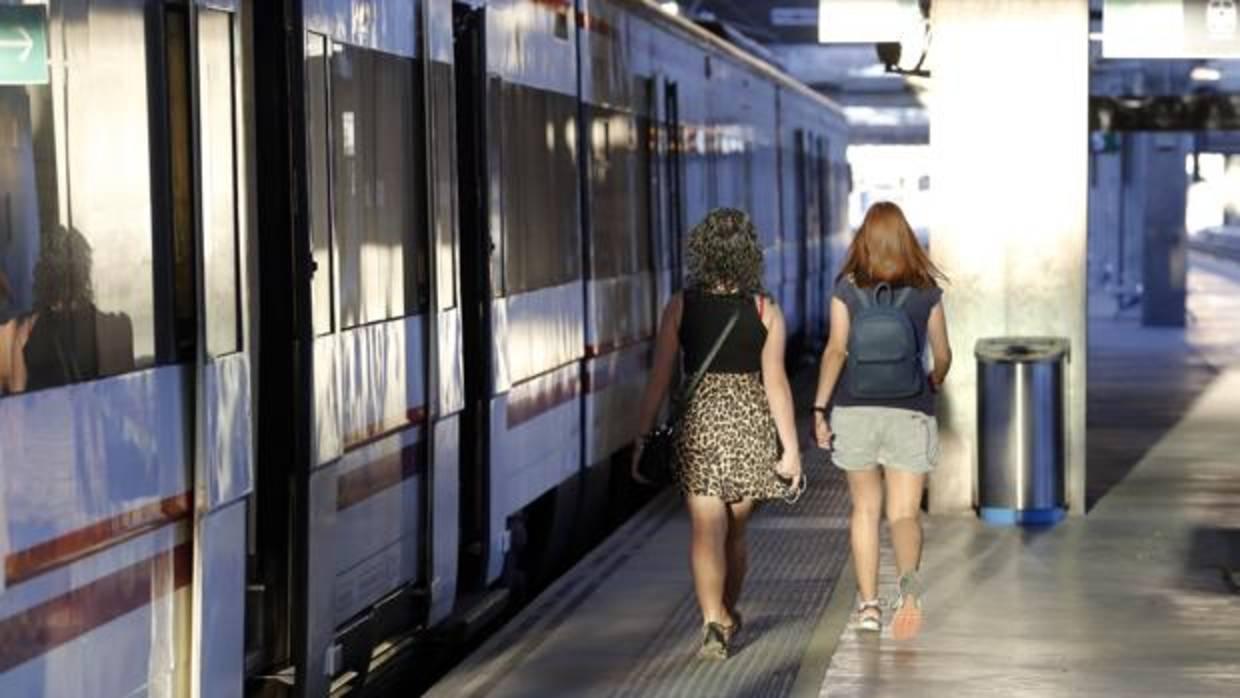 Dos viajeras junto al tren de Rabanales en la estación de Córdoba