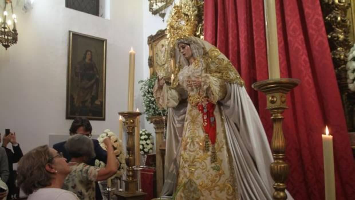 La Virgen de la Salud, en un besamanos