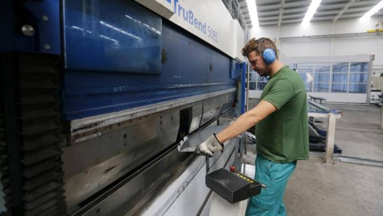 Un trabajador de Silos Córdoba en su fábrica de Rabanales 21