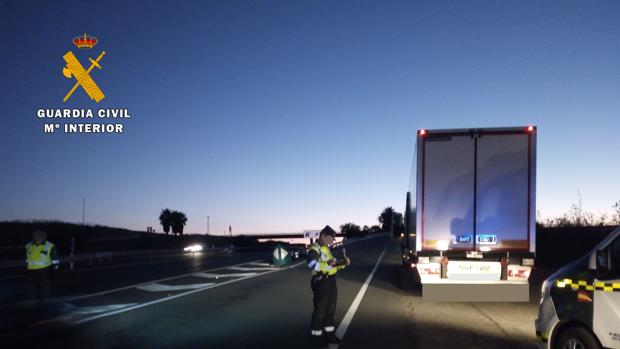 La Guardia Civil de Córdoba inmoviliza a un autobús y a un camión porque sus conductores iban drogados