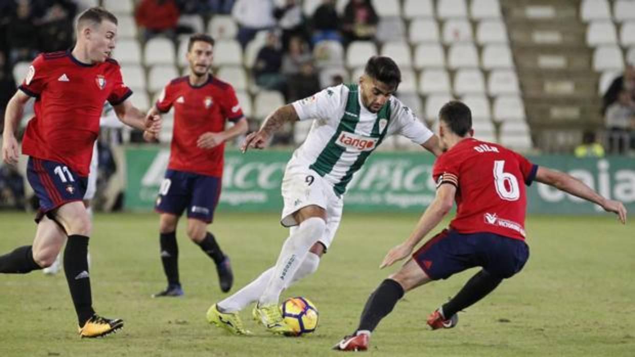 Jona Medía intenta regatear a Oier en el choque contra Osasuna