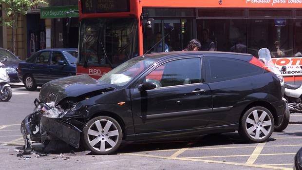 Tres adultos y una niña, heridos en una colisión frontal entre dos coches en Puente Genil
