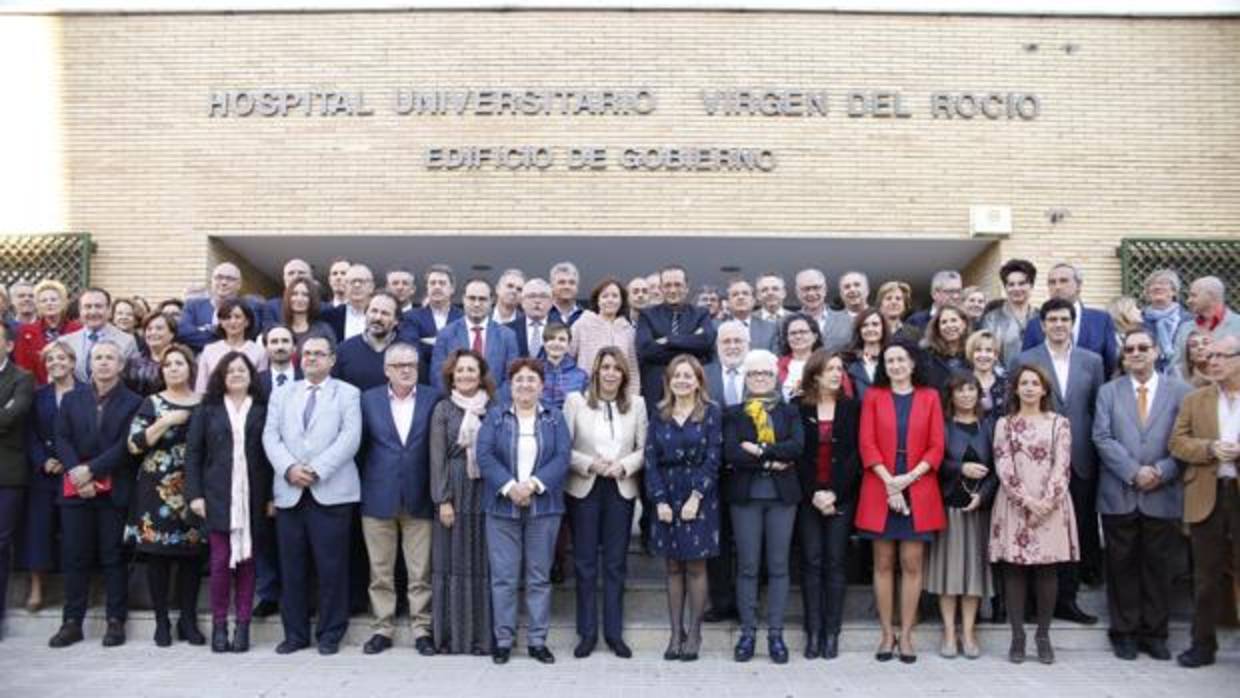 Susana Díaz en el centro de la foto de familia con los gerentes de los hospitales y los distritos sanitarios del sistema público andaluz