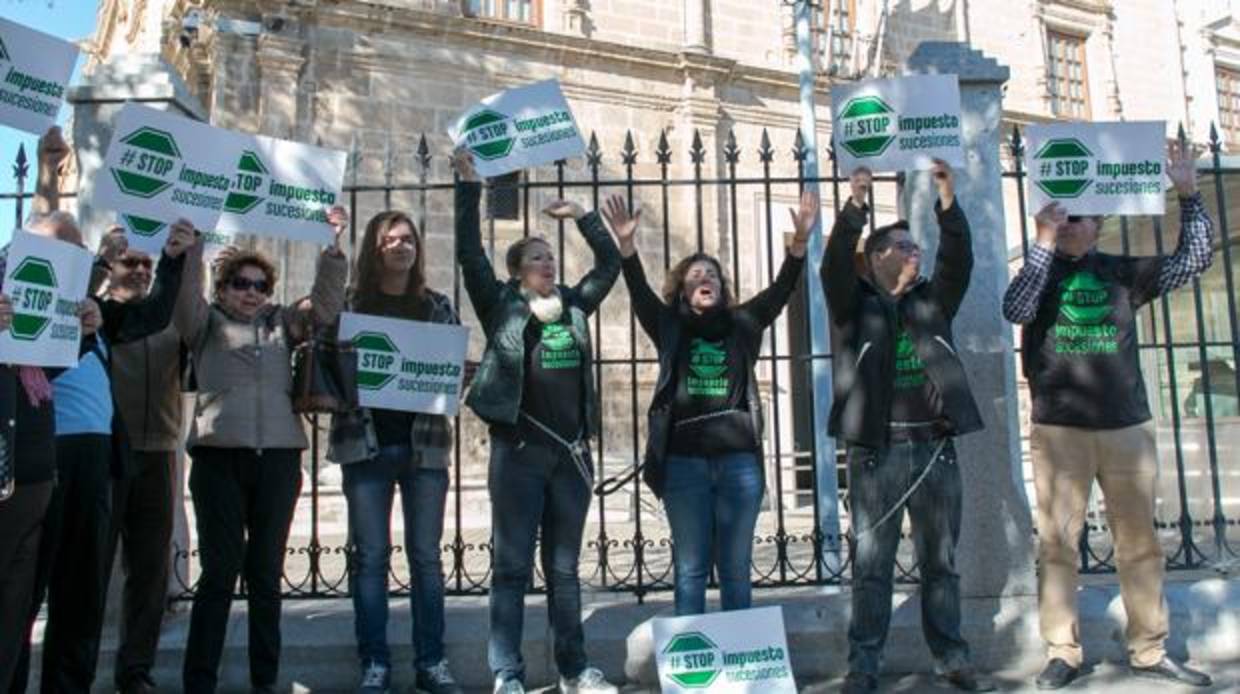 Los manifestantes encadenados en el Parlamento andaluz