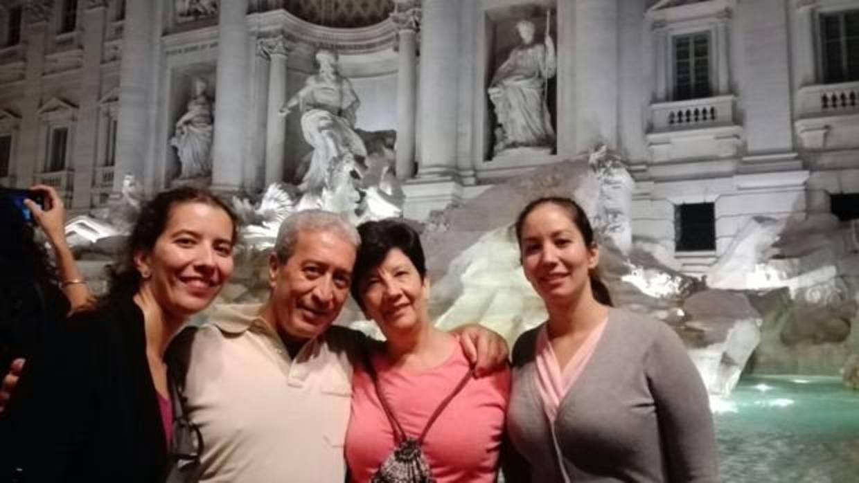 El exalcalde de Huesa, Javier Gómez Sevilla, con su familia durante un viaje a Roma