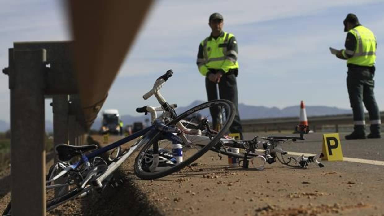 La Guardia Civil de Tráfico atiende un siniestro con ciclistas implicados en una caretera malagueña en 2013