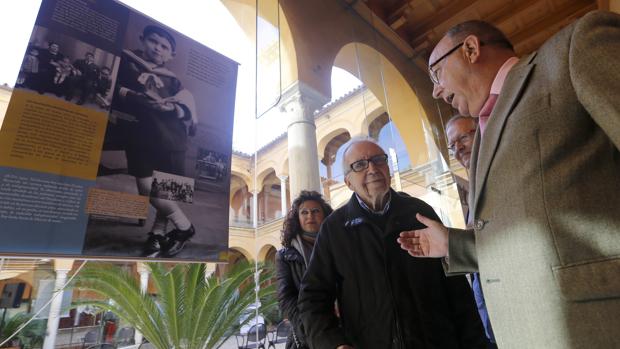 Una muestra fotográfica recorre el lado más personal del poeta Ricardo Molina