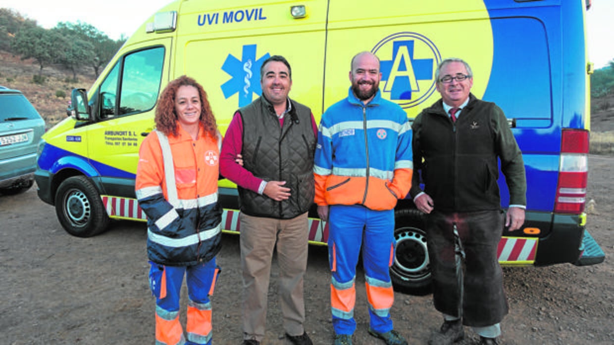 El responsable de Ambunort, Javier Gil, frente a una de las ambulancias de las monterías