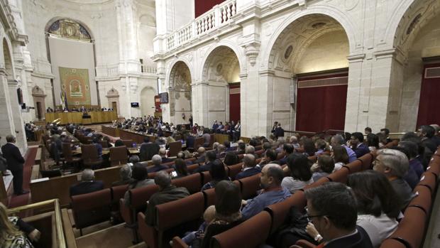 El Parlamento andaluz manda a la Junta mantener las 35 horas y quitar los aforamientos