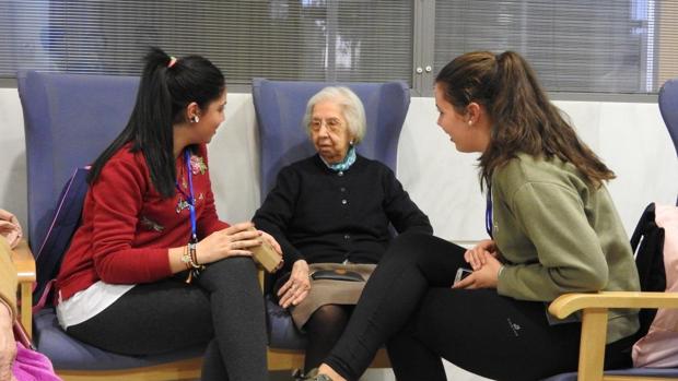 Cuarenta jóvenes estudiantes participan en el programa «Adopta a un abuelo»