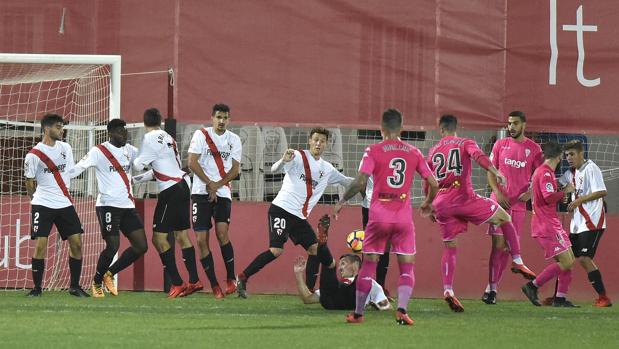 Sergio Aguza y Jaime Romero discuten como chiquillos por lanzar la última falta en el Sevilla Atlético-Córdoba