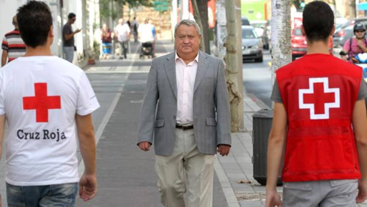 Antonio Rivera, entre dos voluntarios de Cruz Roja de Córdoba.