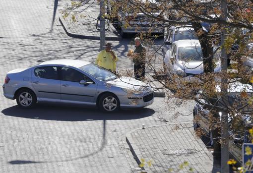 Un aparcacoches en el parking junto a la Plaza de Toros
