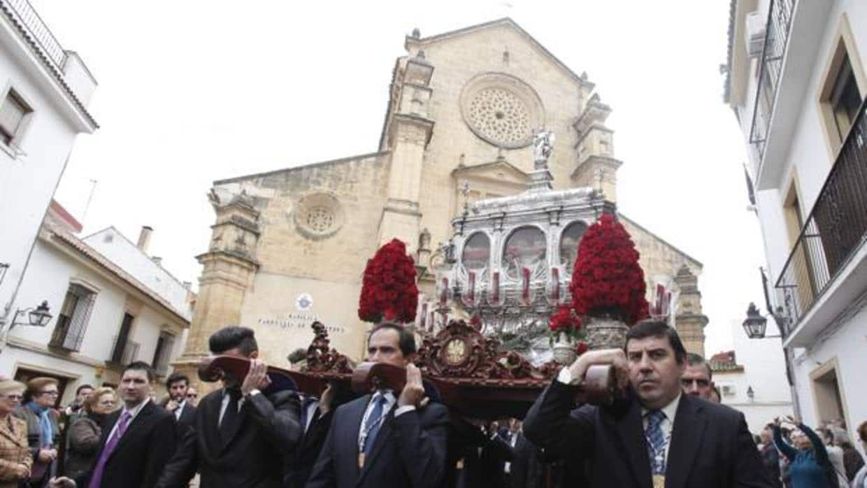 La urna con las reliquias de los Santos Mártires, en su peregrinación a la Catedral en 2014