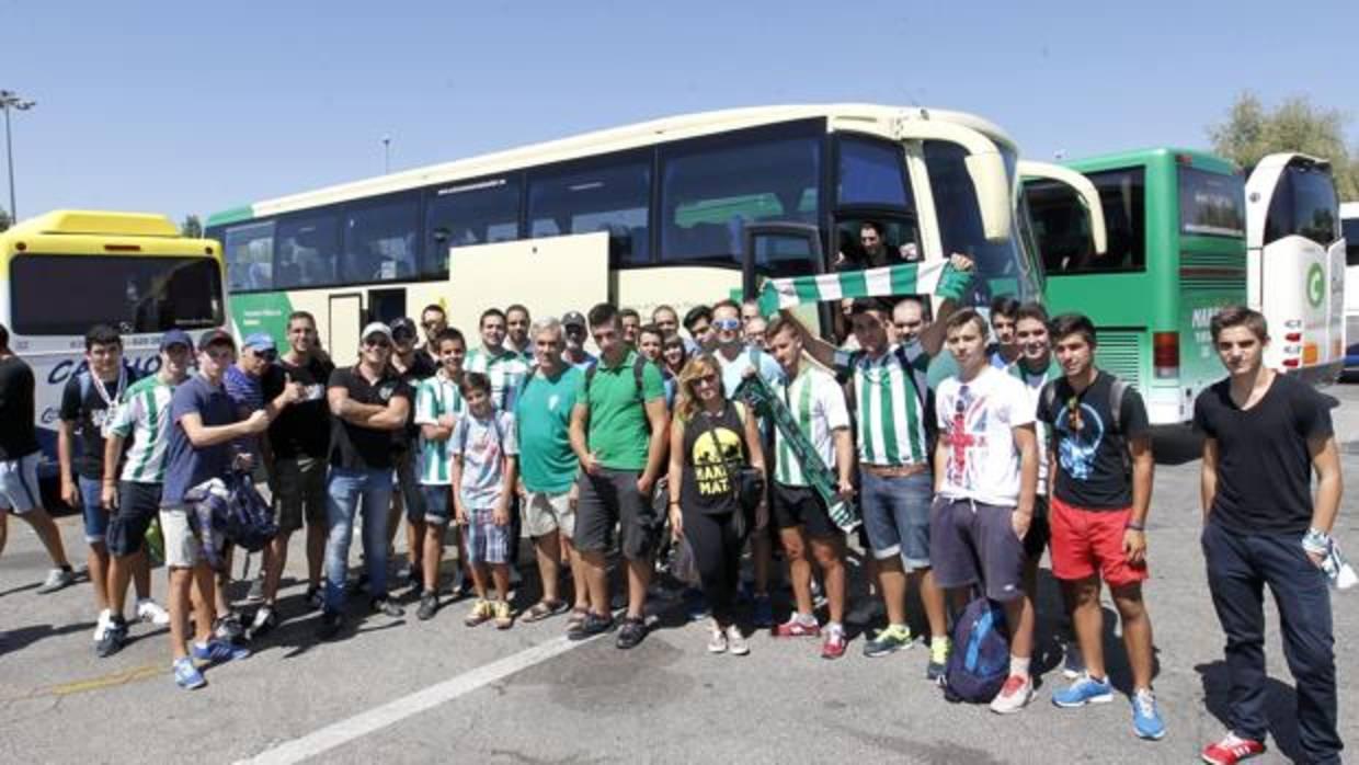 Seguidores del Córdoba CF antes de un desplazamiento a Madrid