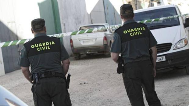 Dos agentes de la Guardia Civil