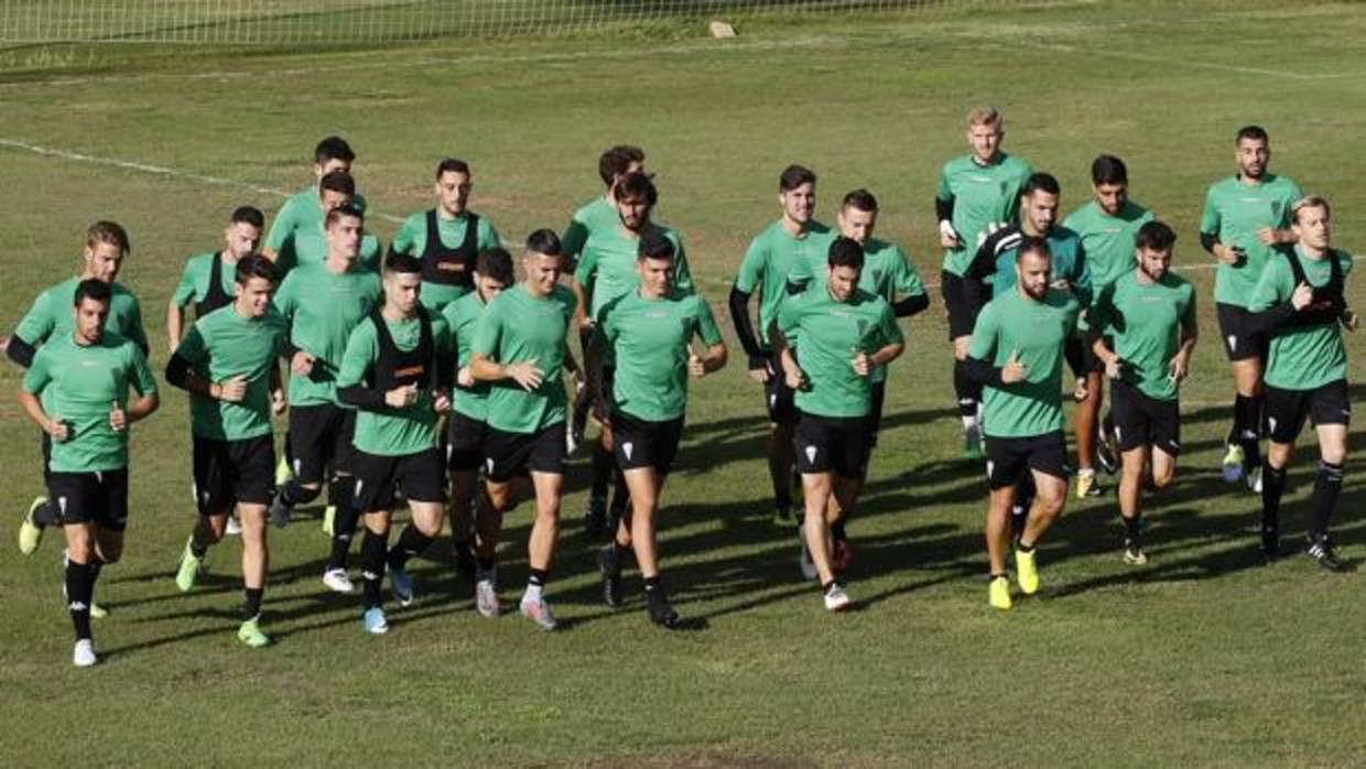 La plantilla del Córdoba CF durante un entrenamiento en la Ciudad Deportiva