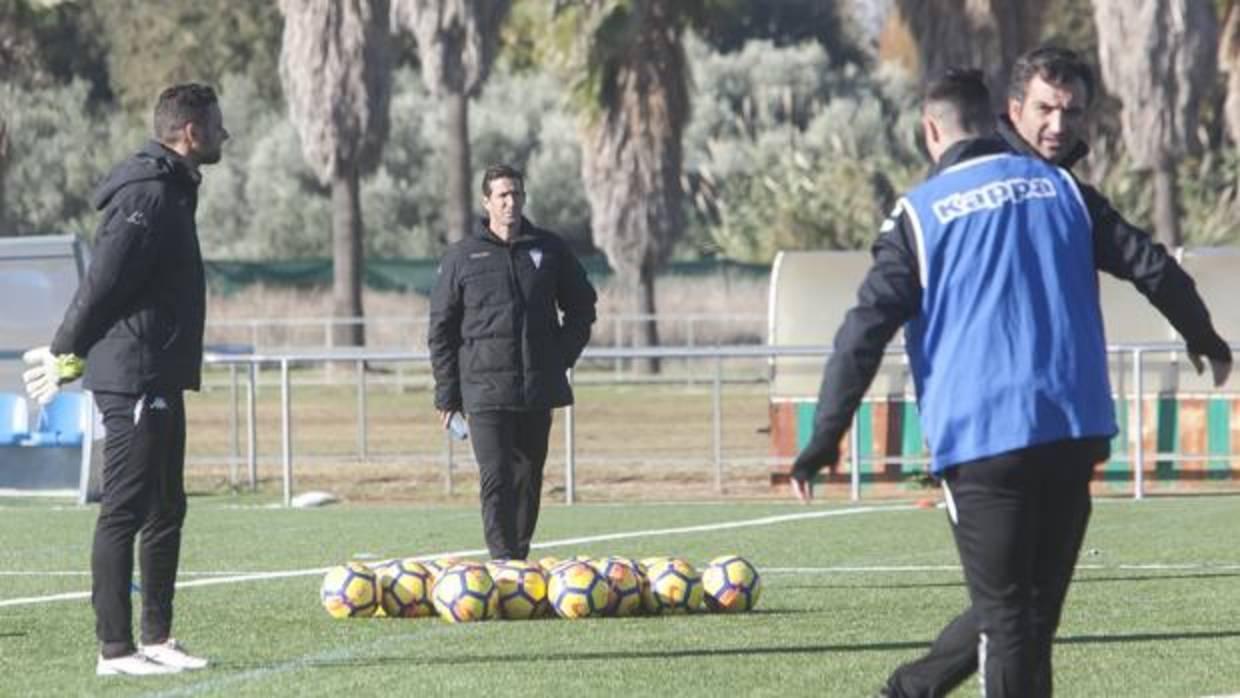 Juan Merino observa un entrenamiento del Córdoba CF