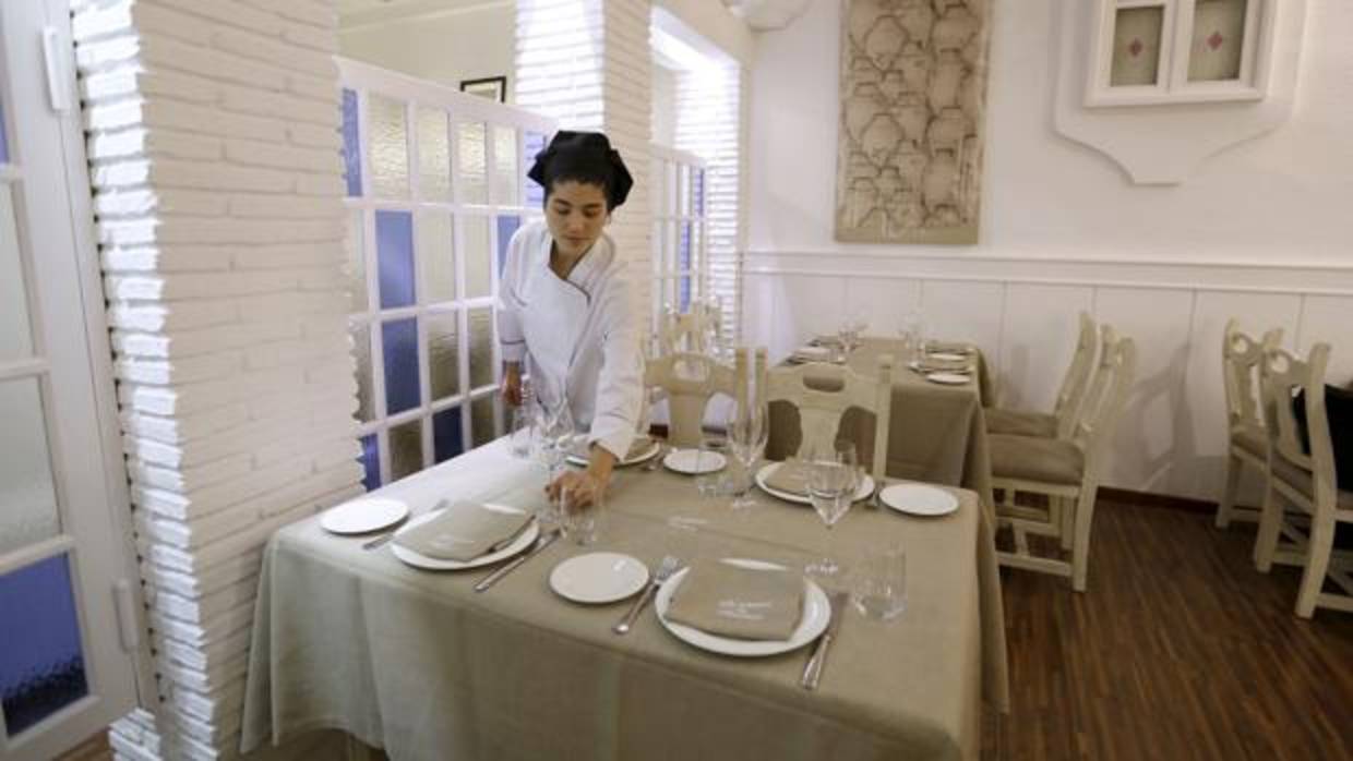 Preparación de una mesa en La Taberna de Almodóvar