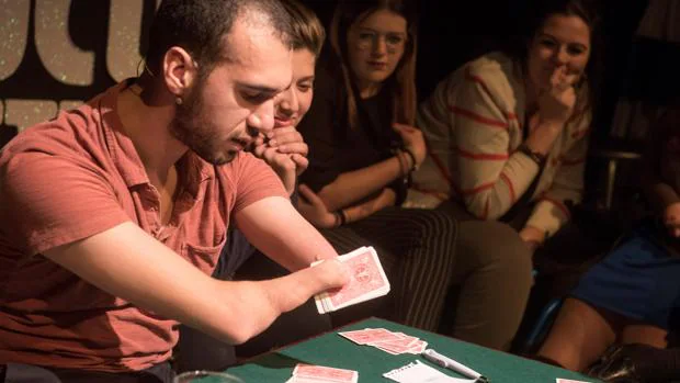 Mahdi Gilbert durante un truco de cartas