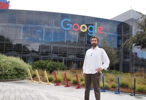 José Antonio Gutiérrez delante de la sede Google en California