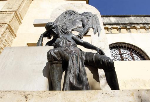 Monumento a Juan de Mesa junto a la iglesia de San Pedroi