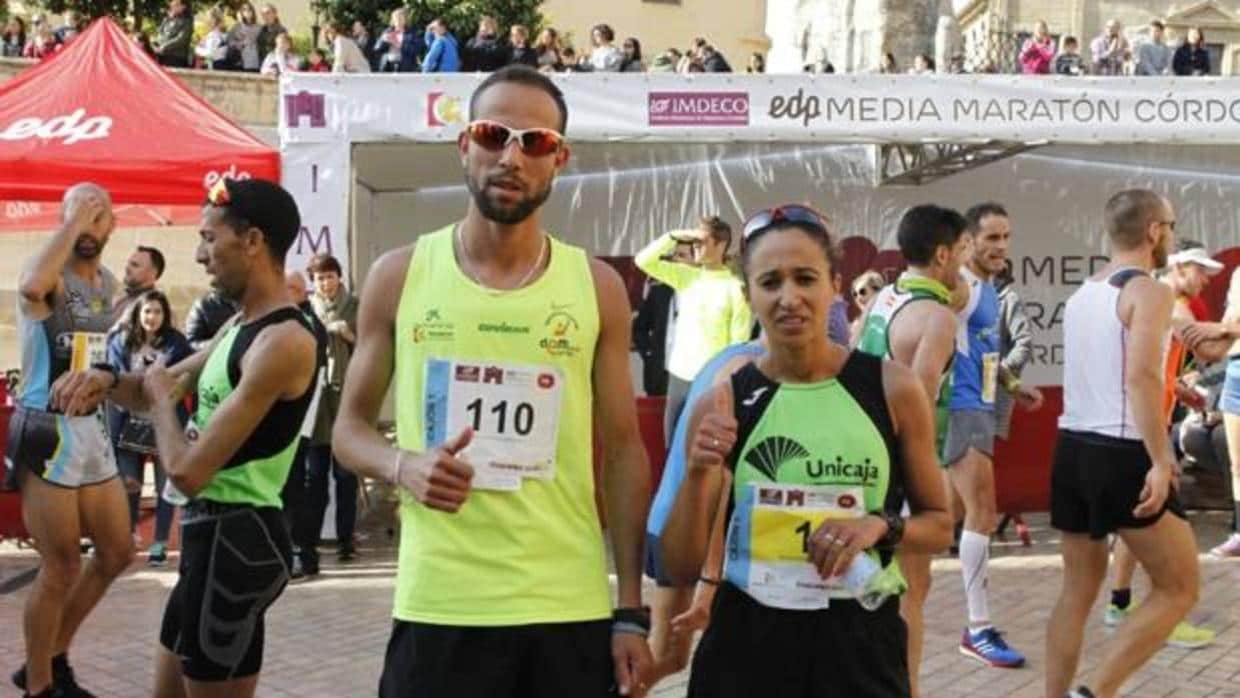 Los ganadores de la Media Maratón de Córdoba, este domingo, en la Puerta del Puente