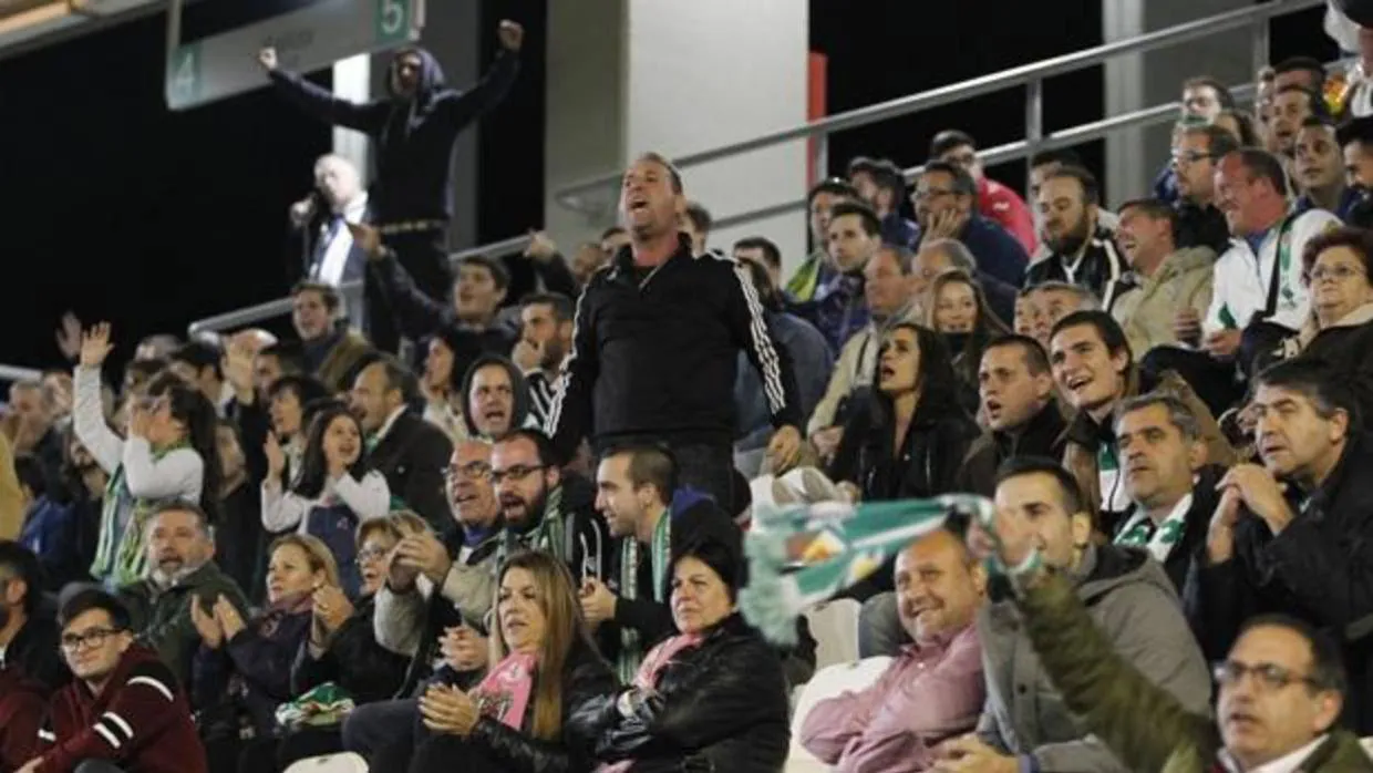 Enfado de la afición del Córdoba CF tras el empate con la Cultural Leonesa