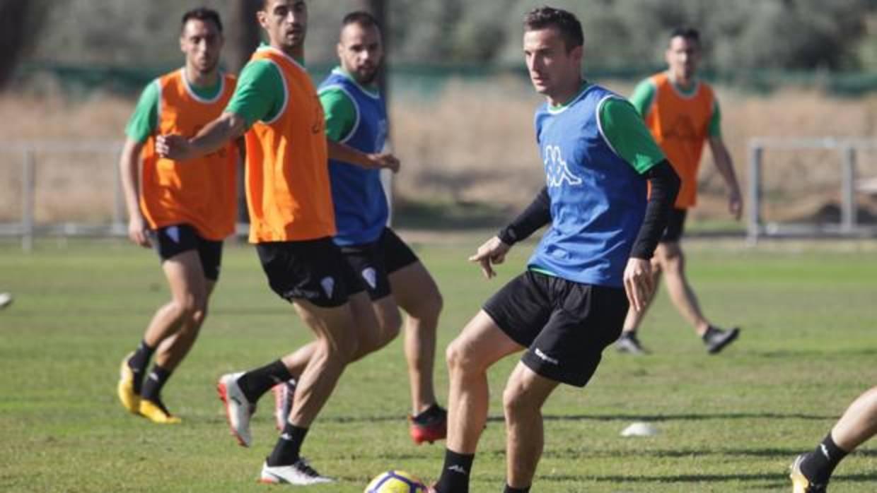 Sasa Markovic conduce el esférico durante un entrenamiento en la Ciudad Deportiva