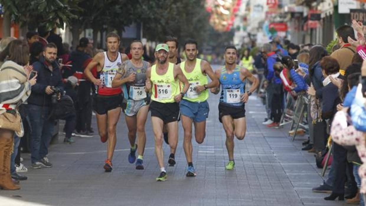 Varios corredores al paso de la Media Maratón por el centro de Córdoba