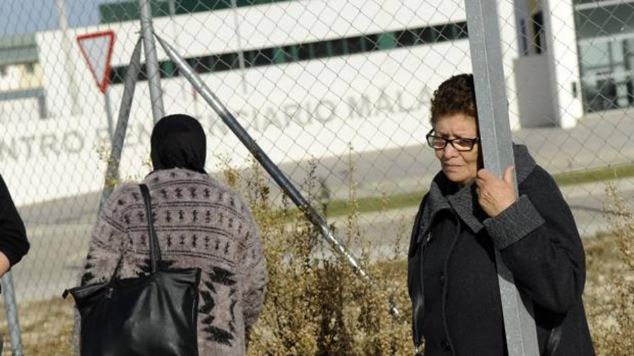 Familiares de los inmigrantes recluidos en la cárcel de Archidona ante el presidio