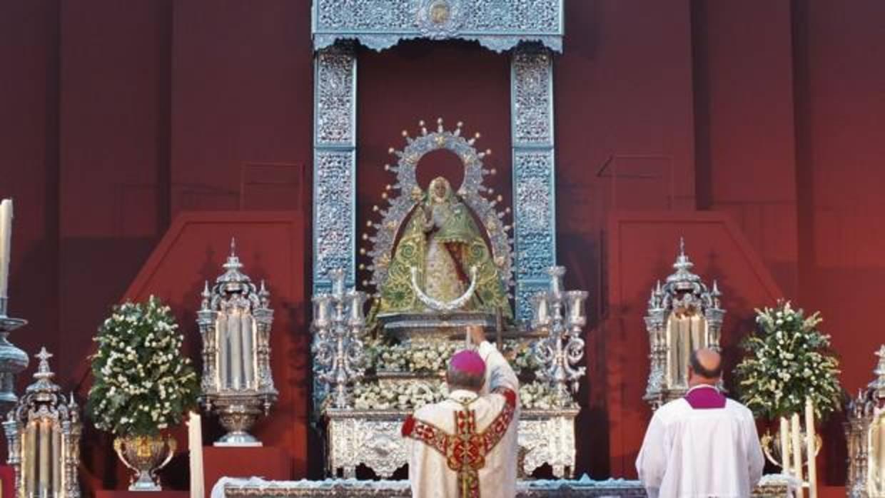 El obispo, ante la Virgen de la Cabeza