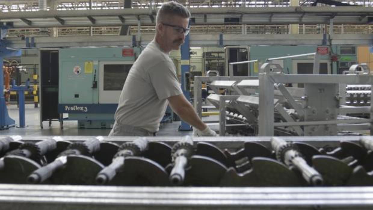 Un trabajador en una planta industrial