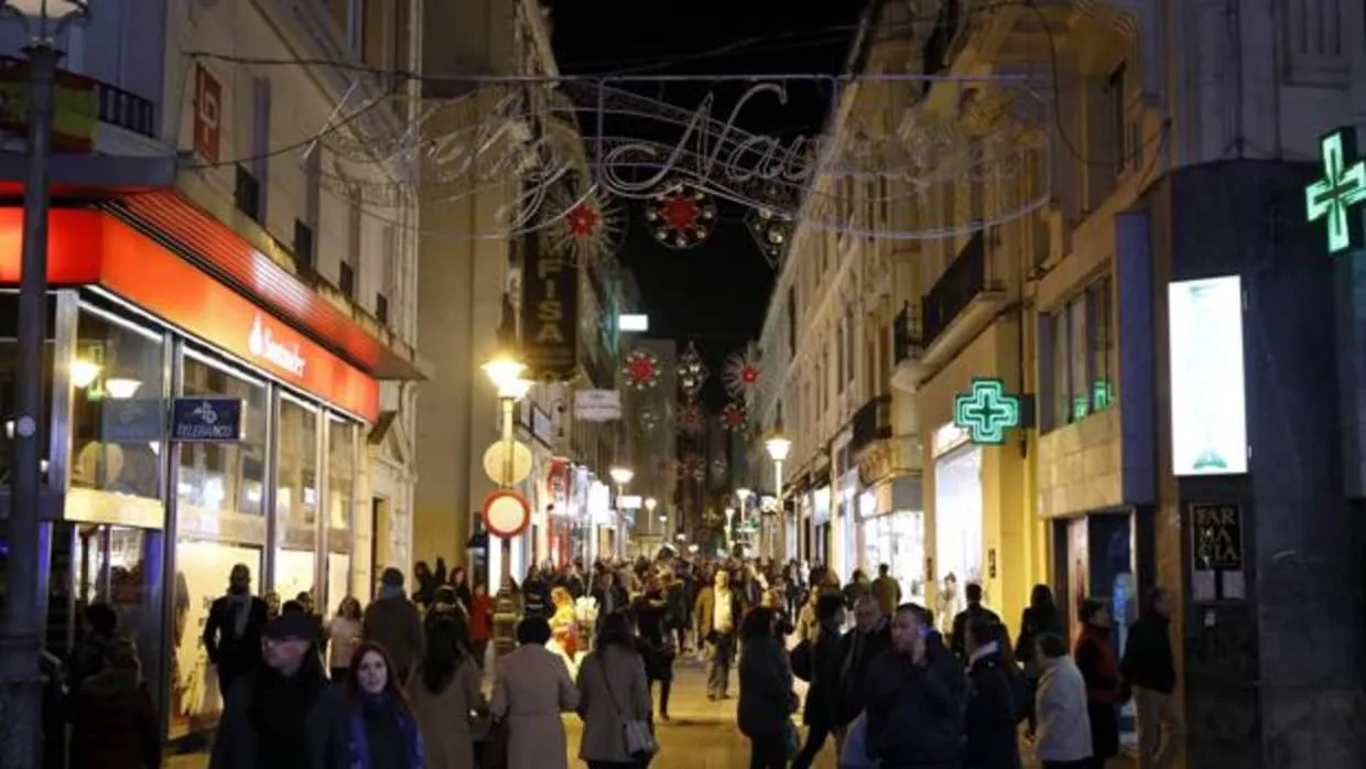 La calle Gondomar, ayer, con la decoración navideña lista pero aún apagada
