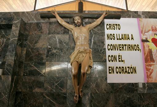 El Cristo de las Lágrimas, obra de Miguel Arjona, en el altar mayor de su iglesia