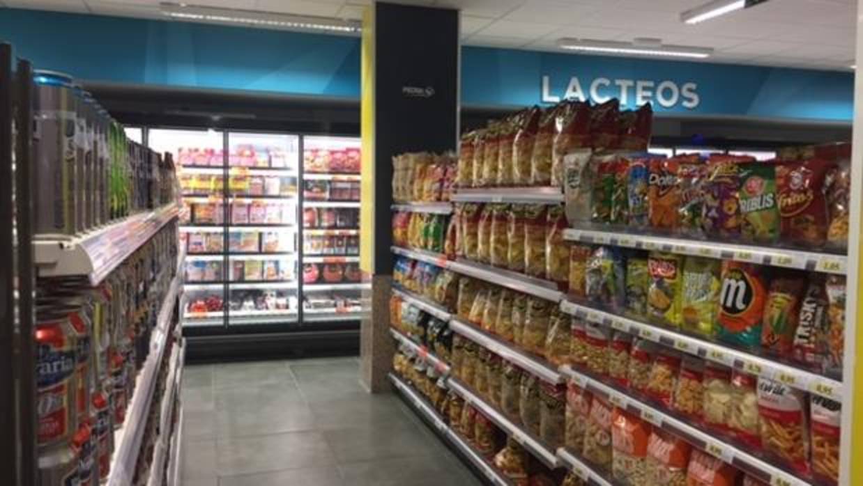 Imagen de parte de los lineales del nuevo supermercado de Piedra en la calle Previsión de Córdoba