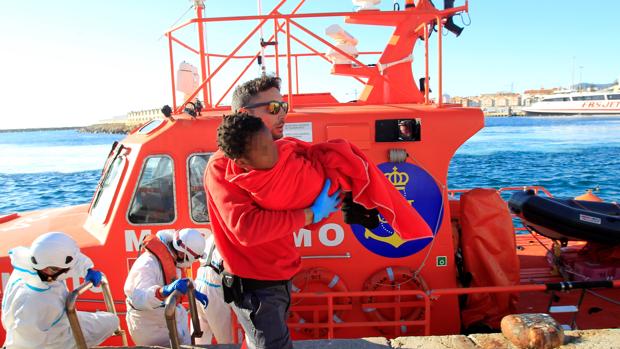 Muere en Málaga un inmigrante ahogado al saltar al agua desde una patera