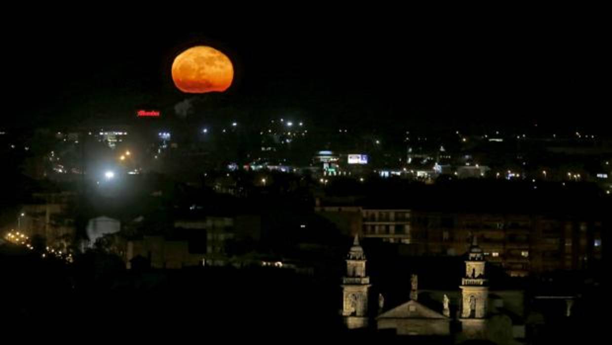 La superluna sobre el cielo cordobés