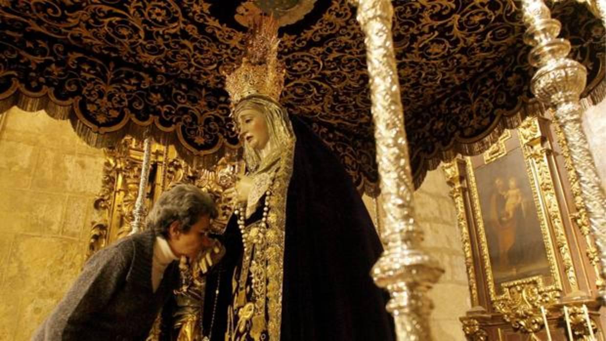 La Virgen de Gracia y Amparo, en besamanos bajo palio