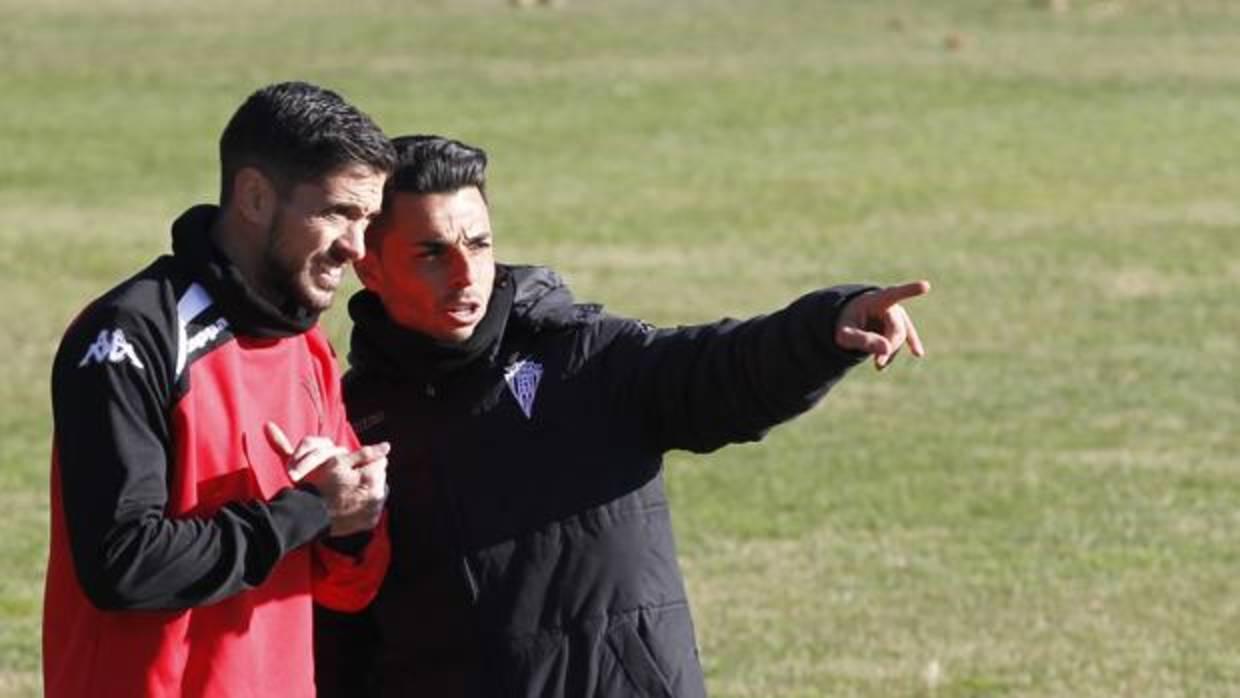 El entrenador interino del Córdoba CF, Jorge Romero (de negro), en el entrenamiento del martes