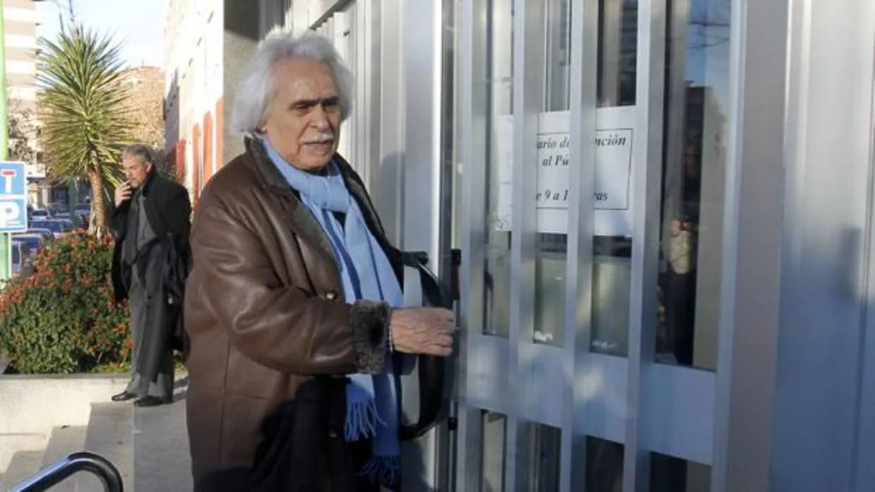 Rafael Gómez abre la puerta de la sede de los Juzgados de Córdoba