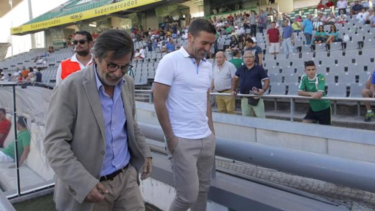 El máximo accionista del Córdoba CF, Carlos González, sonríe junto a Luis Carrión