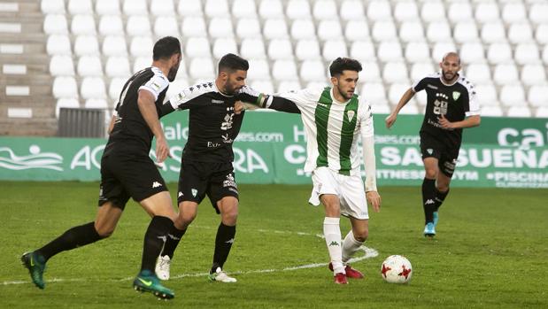 El Córdoba B logra la victoria ante el Villanovense en el debut de José María García (2-0)