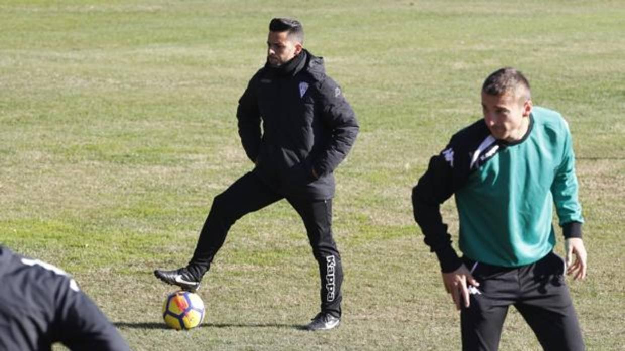 Jorge Romero durante su primer entrenamiento como técnico blanquiverde