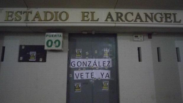 El Arcángel amanece con nuevos carteles de protesta