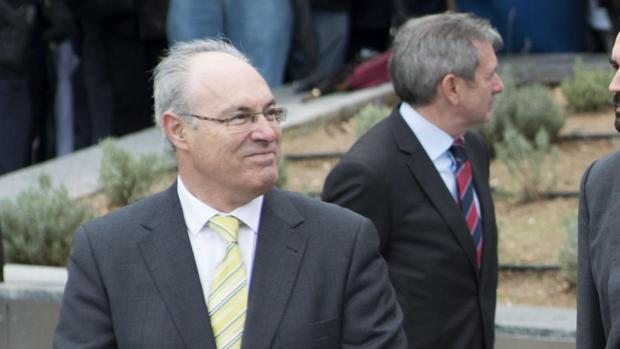 El contrato del sobrino del presidente del Parlamento sólo tiene tres folios pero cuesta 17.000 euros